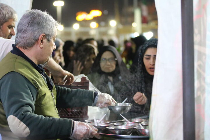 خدمت‌رسانی ایستگاه های صلواتی حرم بانوی کرامت در شب نیمه شعبان