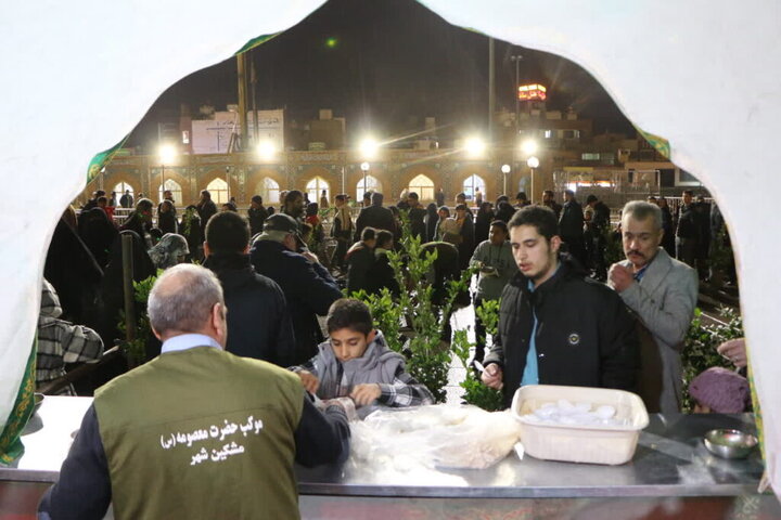 خدمت‌رسانی ایستگاه های صلواتی حرم بانوی کرامت در شب نیمه شعبان