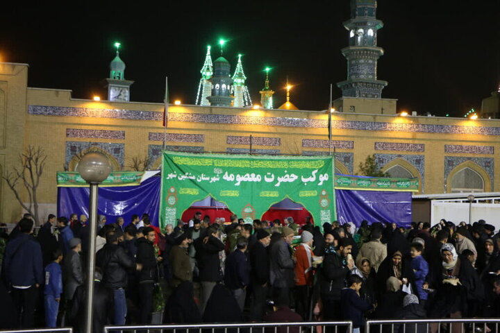 خدمت‌رسانی ایستگاه های صلواتی حرم بانوی کرامت در شب نیمه شعبان