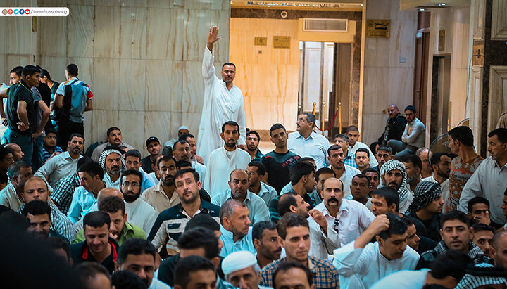 تقرير مصور/ لحظة تلبية العراقيين لنداء فتوى الدفاع الكفائي من جوار مرقد الإمام الحسين (ع)