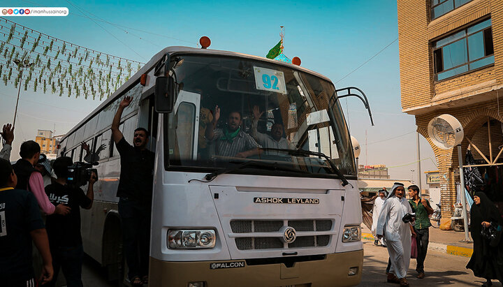 تقرير مصور/ لحظة تلبية العراقيين لنداء فتوى الدفاع الكفائي من جوار مرقد الإمام الحسين (ع)