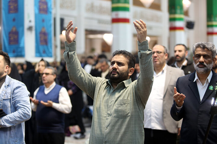 شب‌زنده‌داری زائران حرم بانوی کرامت در شب نیمه شعبان