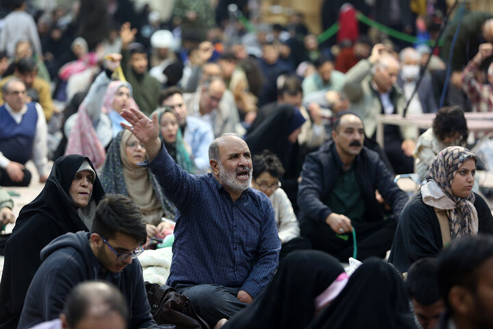 شب‌زنده‌داری زائران حرم بانوی کرامت در شب نیمه شعبان