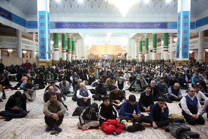 شب‌زنده‌داری زائران حرم بانوی کرامت در شب نیمه شعبان