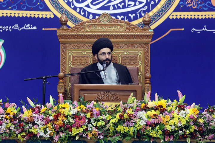 شب‌زنده‌داری زائران حرم بانوی کرامت در شب نیمه شعبان