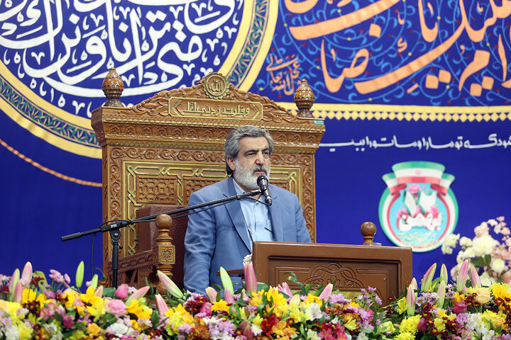 شب‌زنده‌داری زائران حرم بانوی کرامت در شب نیمه شعبان