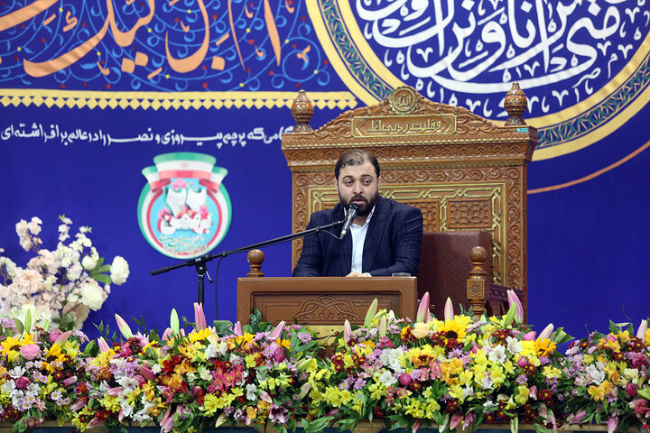 شب‌زنده‌داری زائران حرم بانوی کرامت در شب نیمه شعبان