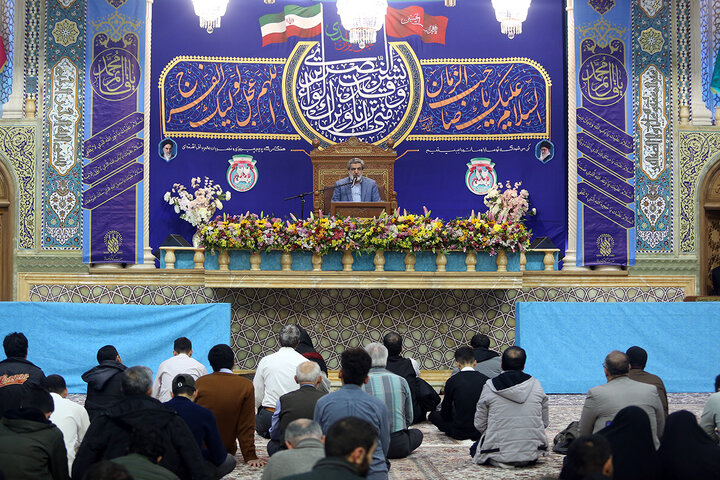 شب‌زنده‌داری زائران حرم بانوی کرامت در شب نیمه شعبان