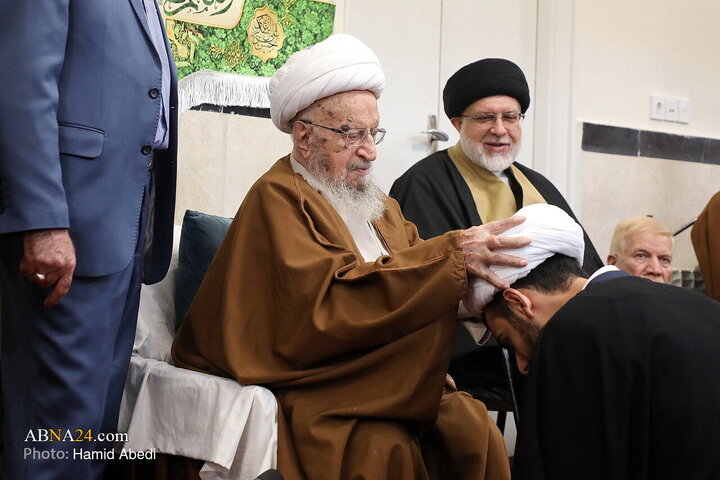 مراسم عمامه‌گذاری جمعی از طلاب در سالروز نیمه شعبان