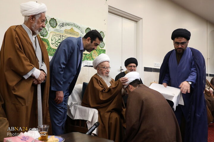 مراسم عمامه‌گذاری جمعی از طلاب در سالروز نیمه شعبان