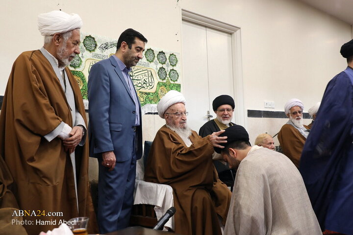 مراسم عمامه‌گذاری جمعی از طلاب در سالروز نیمه شعبان