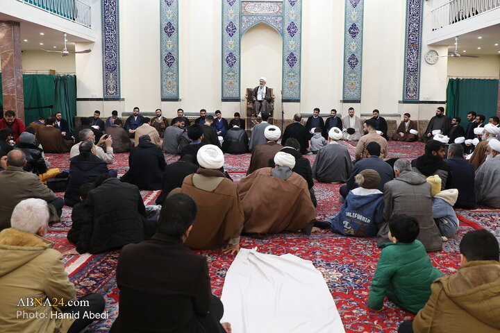 مراسم عمامه‌گذاری جمعی از طلاب در سالروز نیمه شعبان