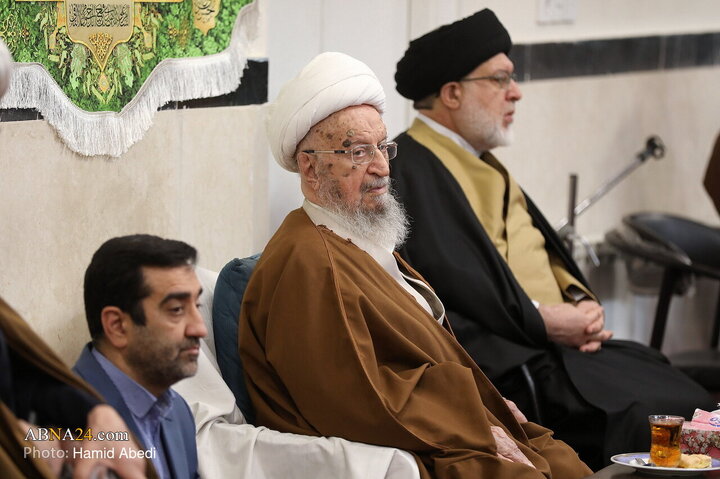 مراسم عمامه‌گذاری جمعی از طلاب در سالروز نیمه شعبان