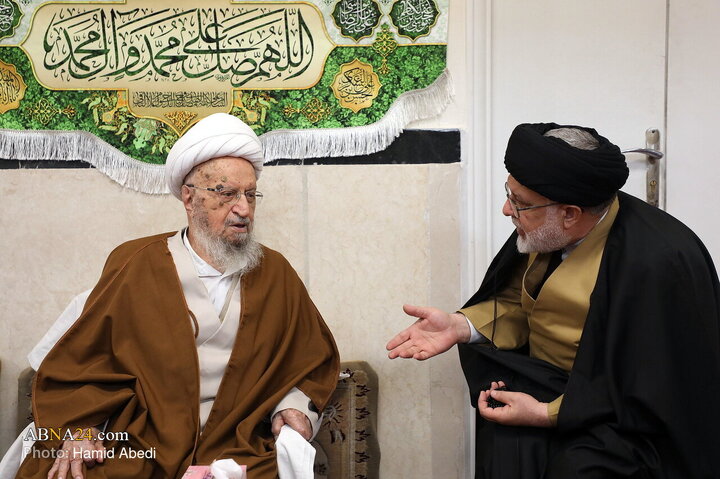 مراسم عمامه‌گذاری جمعی از طلاب در سالروز نیمه شعبان