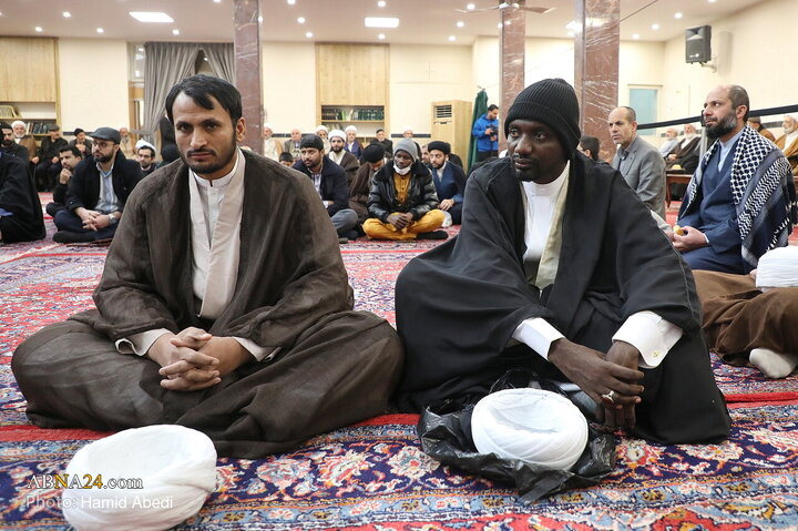 مراسم عمامه‌گذاری جمعی از طلاب در سالروز نیمه شعبان