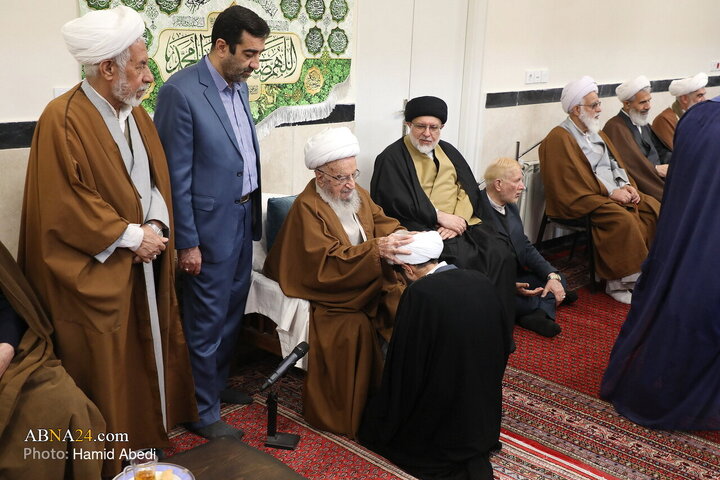 مراسم عمامه‌گذاری جمعی از طلاب در سالروز نیمه شعبان