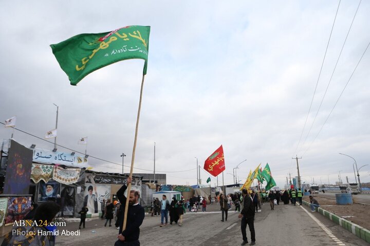پیاده روی زائران در روز نیمه‌شعبان به سمت مسجد جمکران