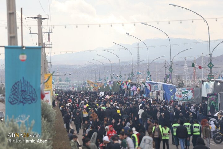 پیاده روی زائران در روز نیمه‌شعبان به سمت مسجد جمکران