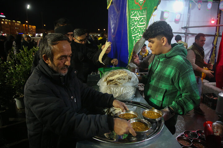 پذیرایی مواکب از زائران فاطمی در شام میلاد امام زمان(عج)