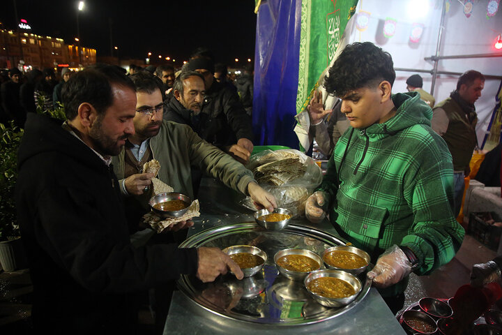پذیرایی مواکب از زائران فاطمی در شام میلاد امام زمان(عج)