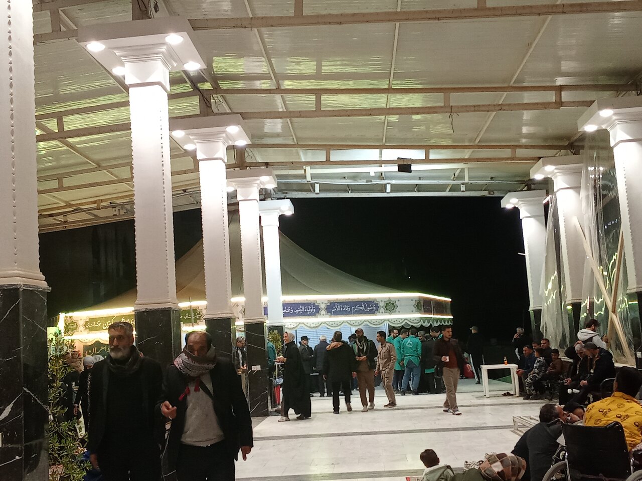 Imágenes del ambiente espiritual y devocional del Santuario de los dos Imames al-Askariyayn (la paz sea con ambos), en la ciudad de Samarra.