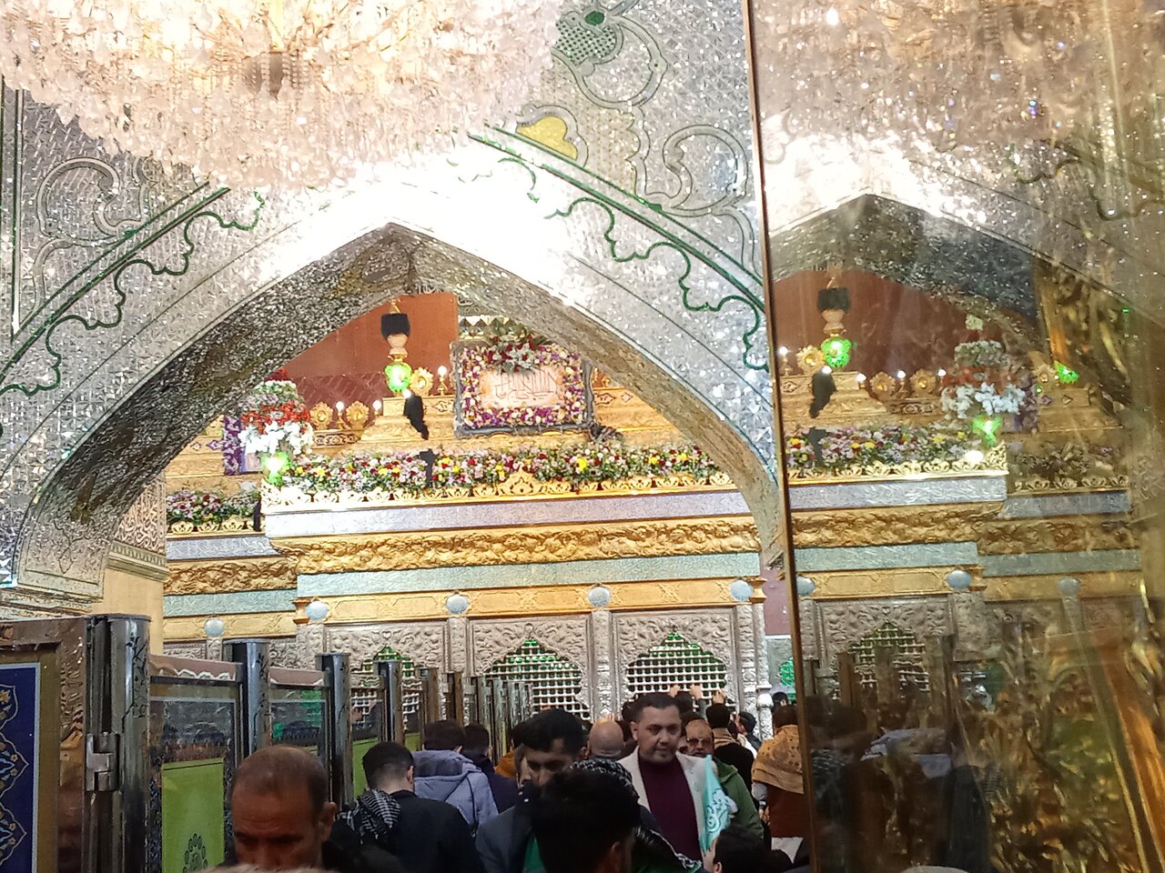 Imágenes del ambiente espiritual y devocional del Santuario de los dos Imames al-Askariyayn (la paz sea con ambos), en la ciudad de Samarra.