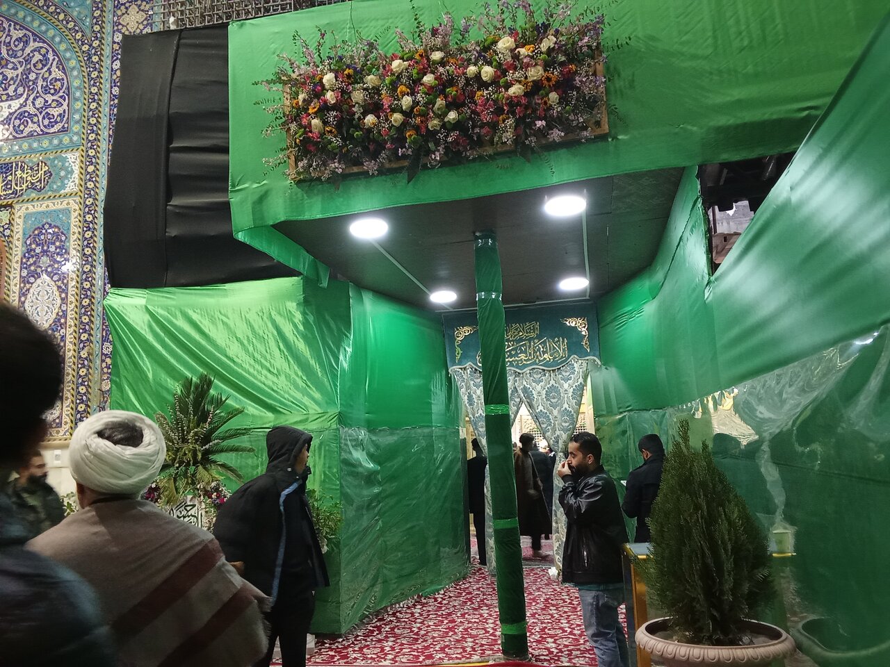 Imágenes del ambiente espiritual y devocional del Santuario de los dos Imames al-Askariyayn (la paz sea con ambos), en la ciudad de Samarra.