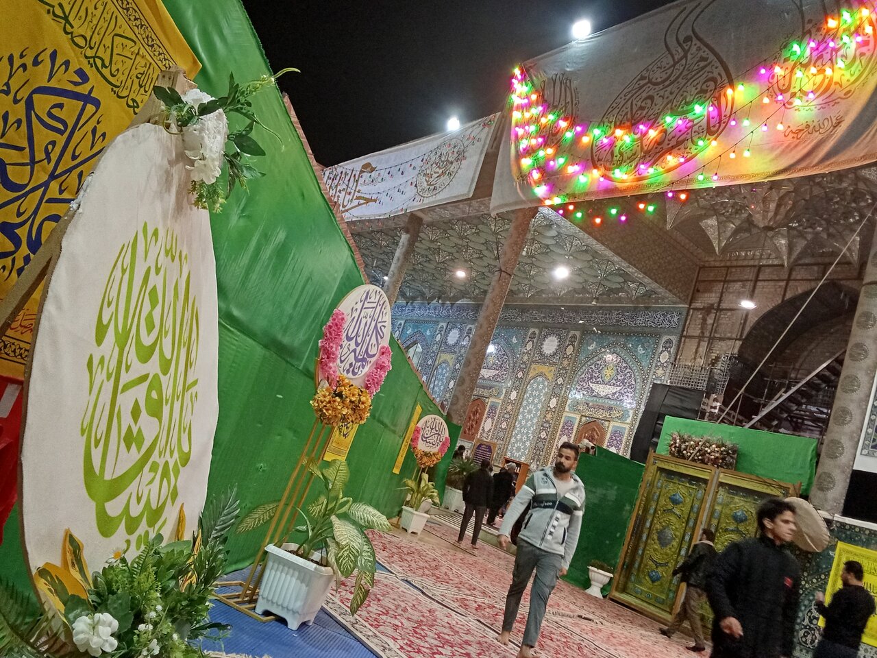 Imágenes del ambiente espiritual y devocional del Santuario de los dos Imames al-Askariyayn (la paz sea con ambos), en la ciudad de Samarra.
