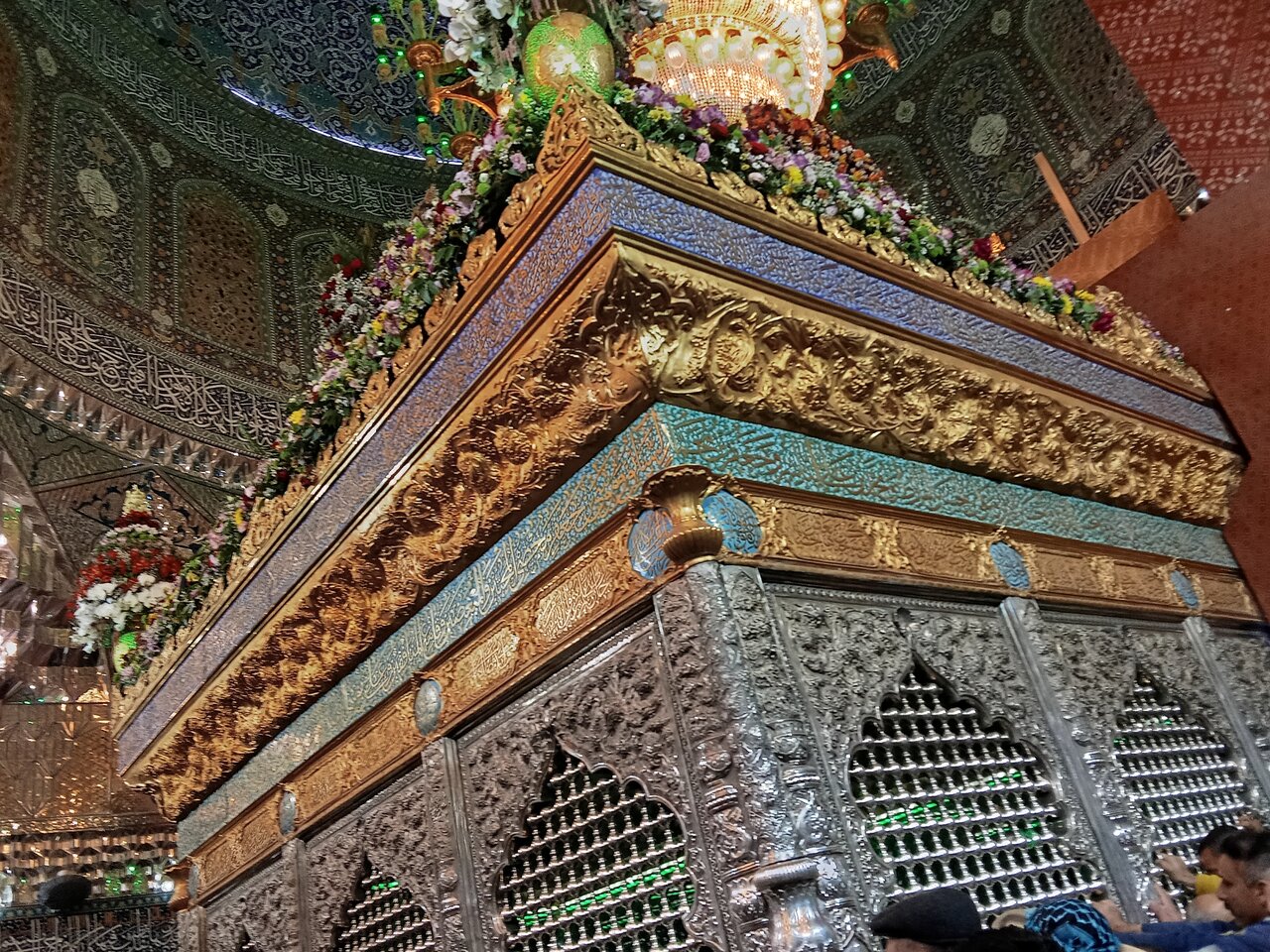 Imágenes del ambiente espiritual y devocional del Santuario de los dos Imames al-Askariyayn (la paz sea con ambos), en la ciudad de Samarra.
