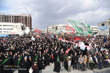 تقرير مصور/ احتشاد كبير لجماهير غفيرة في احتفال بمناسبة ولادة الإمام الحجة(عج) بمدينة مشهد