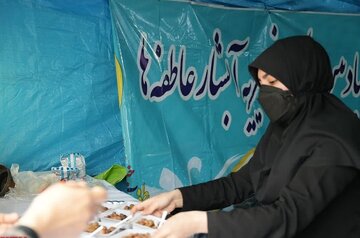 خدمت بی‌وقفه «آبشار عاطفه‌ها» به زائران حضرت صاحب‌الزمان(عج)