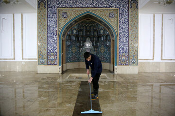 تصاویری از شستشو و آماده‌سازی شبستان جدید حرم مطهر بانوی کرامت برای خدمت‌رسانی به زائران