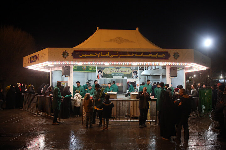 Photos: Mawkebs Serve Hazrat Masoumeh Pilgrims on Eve of Imam al‑Mahdi’s Birth Anniversary