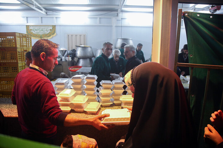 Photos: Mawkebs Serve Hazrat Masoumeh Pilgrims on Eve of Imam al‑Mahdi’s Birth Anniversary