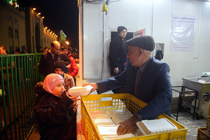 Photos: Mawkebs Serve Hazrat Masoumeh Pilgrims on Eve of Imam al‑Mahdi’s Birth Anniversary