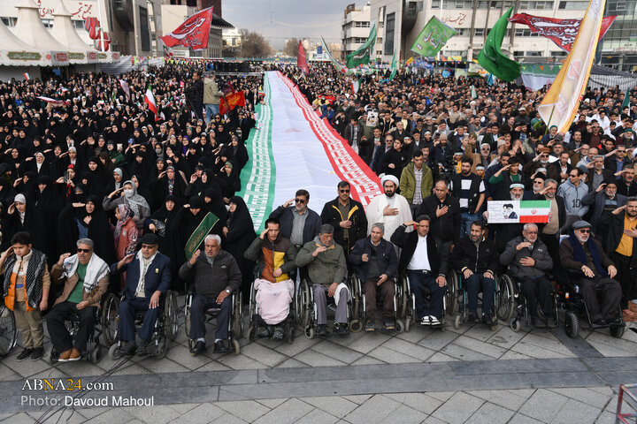 تقرير مصور/ احتشاد كبير لجماهير غفيرة في احتفال بمناسبة ولادة الإمام الحجة(عج) بمدينة مشهد