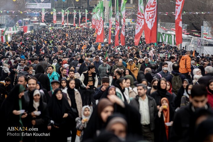 اجتماع خانوادگی منتظران مهدی (عج) و بزرگداشت یاد شهدای اخیر در مسیر میدان ولیعصر(عج) تا میدان هفت تیر تهران با حضور گسترده مردم و در زیر بارش باران چهارشنبه (۱۵ بهمن ۱۴۰۴) همزمان با نیمه شعبان برگزار شد.