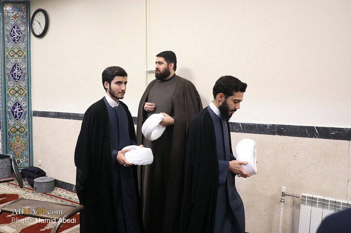 همزمان با سالروز میلاد امام زمان (عج)، چهارشنبه (۱۵ بهمن ۱۴۰۴) آیین عمامه‌گذاری جمعی از طلاب حوزه علمیه قم در دفتر آیت‌الله مکارم شیرازی از مراجع عظام تقلید برگزار شد.