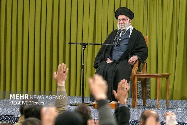 پاڵپشتیی پێڕەوانی ئایین و زانایانی جیهان لە ڕێبەری ئێران