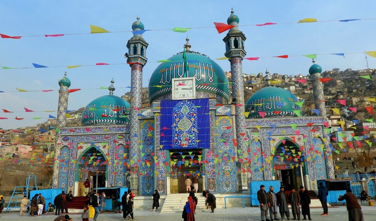 جشن نیمه شعبان در زیارت سخی کابل؛ همبستگی و شور دینی مردم در ولادت حضرت مهدی(عج)