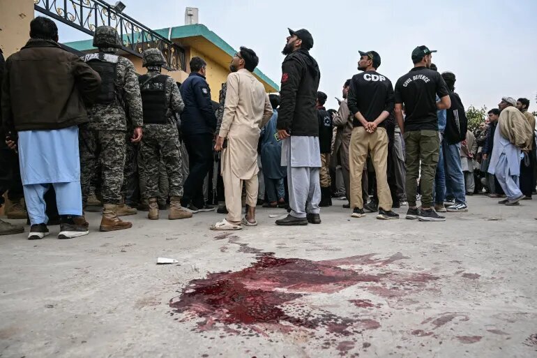 Al menos 31 mártires en atentado suicida contra mezquita shií en la capital de Pakistán