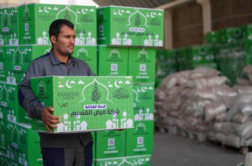 تقرير مصور/ توزيع أكثر من 3 آلاف سلّةٍ غذائية بمناسبة شهر رمضان للمحتاجين في العتبة العلوية المقدسة