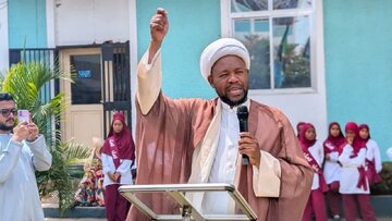 Enarbolado el estandarte del Imam Mahdi (La paz sea con él) en el Instituto Bilal de Tanzania