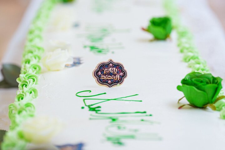 Informe fotográfico | Distribución de un gran pastel a los peregrinos de los Imamain Al-Askariain en el bendito nacimiento del Imam Al-Mahdi en mitad de Sha'ban