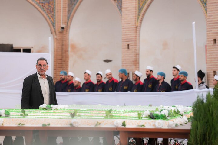 Informe fotográfico | Distribución de un gran pastel a los peregrinos de los Imamain Al-Askariain en el bendito nacimiento del Imam Al-Mahdi en mitad de Sha'ban