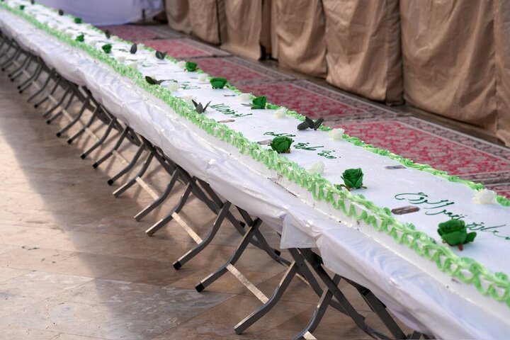 Informe fotográfico | Distribución de un gran pastel a los peregrinos de los Imamain Al-Askariain en el bendito nacimiento del Imam Al-Mahdi en mitad de Sha'ban