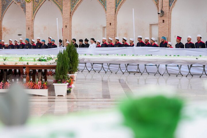 Informe fotográfico | Distribución de un gran pastel a los peregrinos de los Imamain Al-Askariain en el bendito nacimiento del Imam Al-Mahdi en mitad de Sha'ban