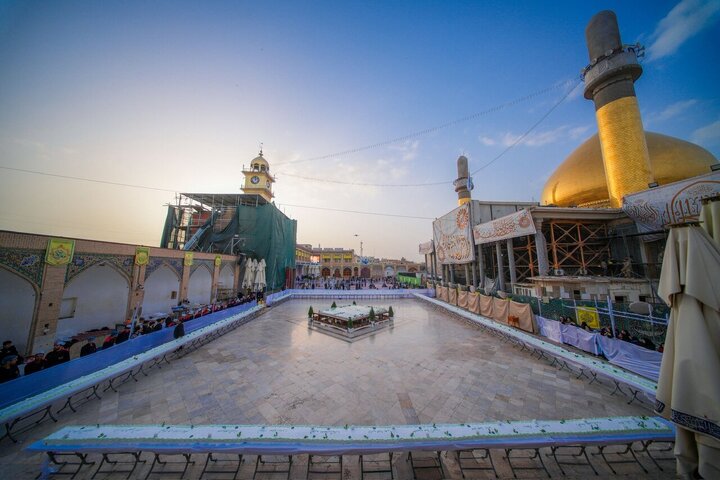 Informe fotográfico | Distribución de un gran pastel a los peregrinos de los Imamain Al-Askariain en el bendito nacimiento del Imam Al-Mahdi en mitad de Sha'ban
