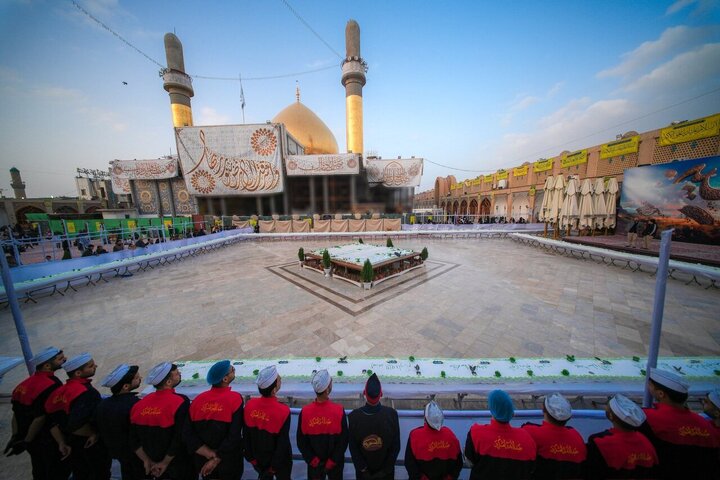 Informe fotográfico | Distribución de un gran pastel a los peregrinos de los Imamain Al-Askariain en el bendito nacimiento del Imam Al-Mahdi en mitad de Sha'ban