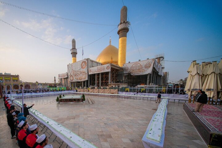 Informe fotográfico | Distribución de un gran pastel a los peregrinos de los Imamain Al-Askariain en el bendito nacimiento del Imam Al-Mahdi en mitad de Sha'ban